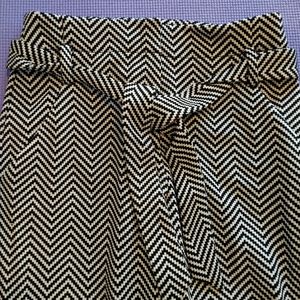 Black & white patterned paper bag style cropped dress pants, size 4